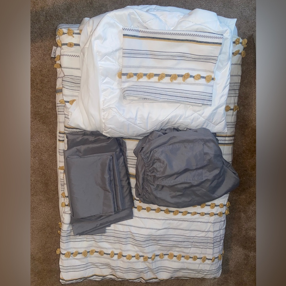 Twin/XL Twin Comforter Set
